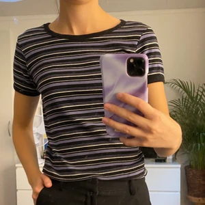 Randig t-shirt  - Cool svart, vit och lila randig t-shirt i storlek XS Frakten är inräknat i priset 
