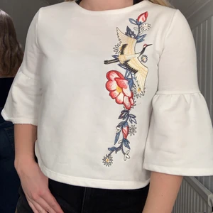 Vit topp  - En jättefin vit topp jag köpte i Frankrike, vilken affär är oklart. Passar mig som är storlek 36/38 superbra! Ganska oanvänd så är i bra skick🌸 