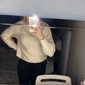 Stickad tröja - Vit/beige stickad tröja i storlek XS