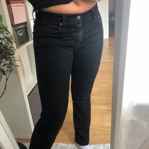 Levis jeans - Lågmidjade jeans från levis i storlek W30/L30. Passar mig som brukar ha storlek M i jeans. De är väldigt använda, men fortfarande bra skick.