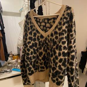 En leopard tröja från Rut&Cirkles. Väl använd lite nopprig men ändå fin, säljer för arg jag inte har någon användning för den. Köp direkt för 70 inkl frakt! 