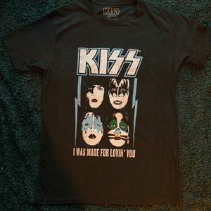 Band Merch från Kiss! Köpt på punktshop i stockholm men har aldrig använts 🤍 Frakten ingår i priset!!