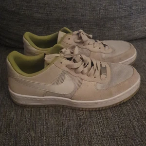 Airforce1 i toppskick! - Snygga af1 som tyvärr är för små på mig så därför säljer jag dem! Fräsha o snygga använda någon enstaka gång