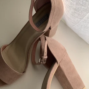 Klackskor - Säljer mina helt oanvända klackskor från Nelly som är så fina, men inte kommit till användning!!! Färgen är mer som på den andra bilden, åt det smutsrosa hållet💞