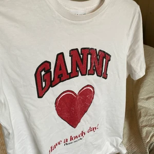 Ganni T-shirt  - Säljer endast vid bra bud och kan tänkas byta mot liknande ganni tröja samt andra klädesplagg😇Kom privat!