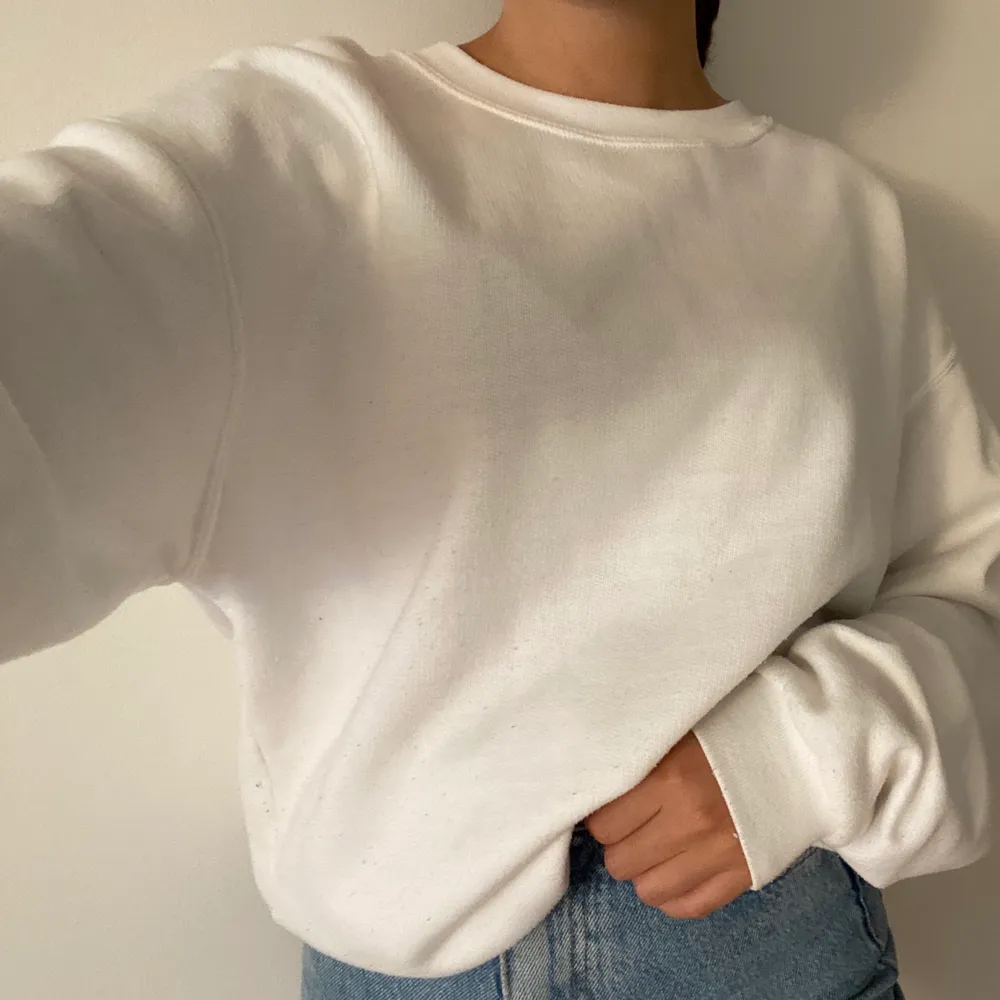 En vanlig vit oversized tröja från Hm i storlek S, men den är som sagt oversized så skulle säga att den passar mellan M-XS beroende på hur man vill att den ska sitta. Materialet är ganska tunt❤️❤️❤️Använd ett fåtal gånger och är i rätt bra skick. Tröjor & Koftor.