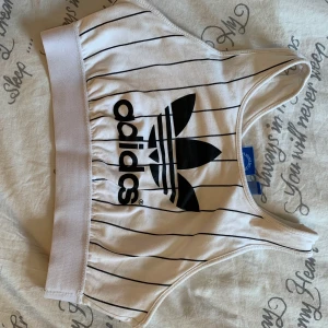Adidas topp - Snygg adidas topp dubbla lager och sitter som en sporttop jättesnygg