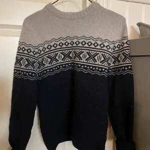 Ivanhoe mysig tröja  - Storlek 36. Superfin och skön. Hund finns i hemmet. Kan skickas om köparen står för frakt. 