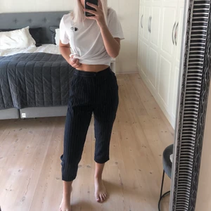 Sommarbyxor! - Marinblå byxor med smala vita ränder från Zara! Byxorna är ankellånga, passar mig som brukar ha storlek S i vanliga fall 😘