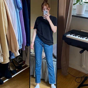 Monki ”Kimomo” jeans strl 24 - Helt oanvända jeans från Monki. De är för små för mig och min storlek är vanligtvis 25. Köparen står för frakt