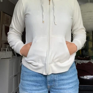 Kofta/ M - Kofta i sammet tyg! Ej genomskinlig. Använd förr men inga tecken på slitage! ❤️