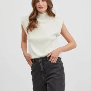 Vit stickad topp, jättefin!🥰😍✨ - Det är en stickad ärmlös topp med polo! Axelvaddar vid sidorna supersnygg och helt ny😍Toppen finns i 4 olika storlekar✨