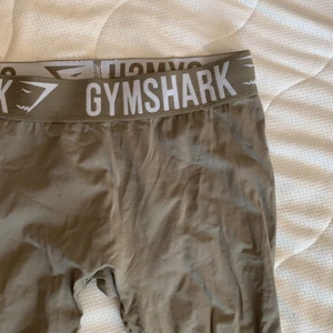 Gymshark Fit Seamless tights  - Väl använda. Några sömmar som lossnat lite pga utstretchade men ingenting som märks av direkt. Säljs i befintligt skick. Passar även M/L pga stretchigt material. 