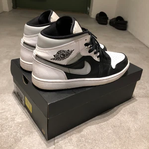 Jordan 1 Mid White Shadow, Storlek 43 - Lite använda men ändå i väldigt gott skick som ni ser på bilderna. 7.5/10 i cond skulle jag säga. Skickas via PostNord (spårbart)