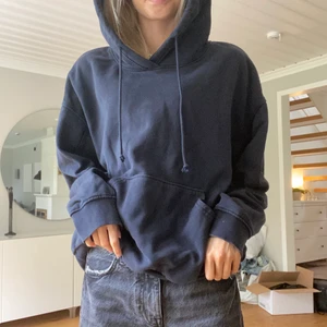 Hoodie - Jag säljer denna jättefina marinblå hoodie från weekday som har en så mysig luva. Den är använd ett fåtal gånger och är i mycket fint skick. Storlek xs men passar större också. Säljer den för 150kr+frakt som köparen står för💙