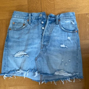 Levis jeanskjol - Jeanskjol från Levis i storlek 26, aldrig använd!! Superfin och förtjänas att användas! 