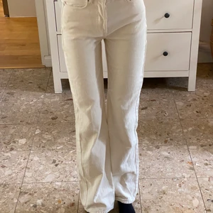Beiga jeans  - Jag säljer dessa superfina beiga jeans från bikbok då de tyvärr inte kommer till användning längre. De är använda ett fåtal gånger och har inga defekter. Storlek 24, och är i bra längd på mig som har långa ben. Köpta för 600kr, men säljs för 340kr+frakt som köparen står för. Hör av dig vid intresse🤎prisen kan diskuteras!