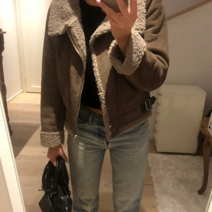 Jacka  - Jättefin jacka i strl S perfekt i höst! Nästintill oanvänd 💕