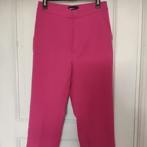 Rosa kostymbyxor - Riktigt coola kostymbyxor från Gina Tricot! Materialet är skönt och luftigt, och relativt stretchigt ✨