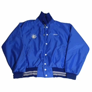 Kim - Vintage Varisty Jacka - En riktigt fet blå Varisty jacka som är sjukt unik och äkta från USA. Är den perfekta jackan för hösten. Med en fin vibrant blå färg och en grå insida samt några vita och svarta detaljer. Den är lite baggy som de flesta av dessa jackor och perfekt för den nya trenden!