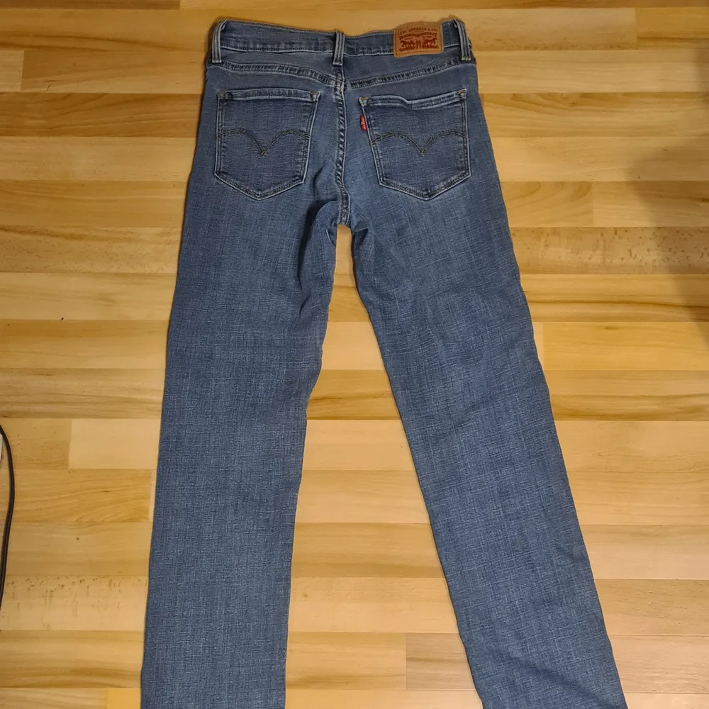 Levi,s jeans modell 312 shaping slim size 26 sparsamt använda. Jeans & Byxor.
