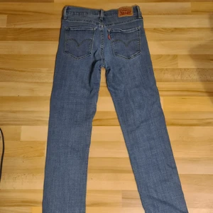 Levi,s jeans  - Levi,s jeans modell 312 shaping slim size 26 sparsamt använda