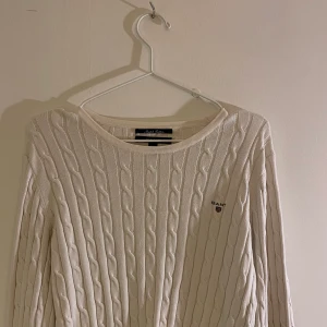 gant tröja  - en vit gant tröja som är äkta den har inga hål eller fläckar, har använt den några gånger men det är i bra skick. STRL M men det funkar med S. pris kan diskuteras:)