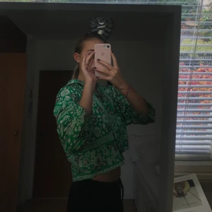 Superfin skjorta 🍐💚 - Så cool skjorta från Zara som tyvärr inte riktigt är min stil, älskar dock mönstret! Aldrig använd, som nyskick 💚 köparen står för frakten, möts ej upp!