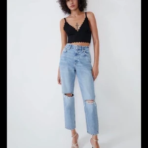 RIPPED MOM JEANS  - Högmidjade jeans från zara i toppskick! Sitter perfekt på mig som är 173cm och normalt bär 34. 