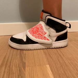 Jordans skor - Säljer dessa superfina skor från Jordan! Använd några gånger i våras men har blivit för små för mig, säljer för lågt pris pga skicket. Inga skador men är lite smutsiga men går att tvätta, om många är intresserade går det att buda i kommenterna❤️ är i storlek 35 men passar även 36💗