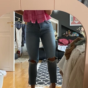 Slitna jeans - Jeans från Gina Tricot i storlek 38. Skulle säga att de sitter mer som 36or. Har klippt dem nere vid ankeln. 