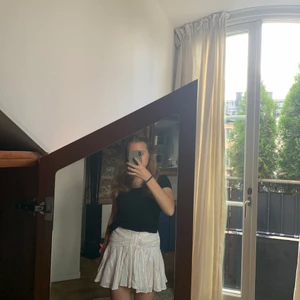 Bonpoint kjol - Jättefin bonpoint kjol, köpt för ca ett år sedan! Vit med lite olika färger och som en rosett där framme! Köpt för över 1000kr, storlek 12 i barn men stretch i midjan