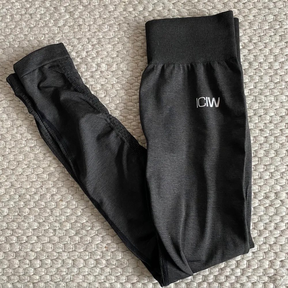 Knappt använda tights från ICanIWill i modellen Evolution seamless, färg Melange 🖤 köpt för 699 kr säljer för 300 kr. Jeans & Byxor.