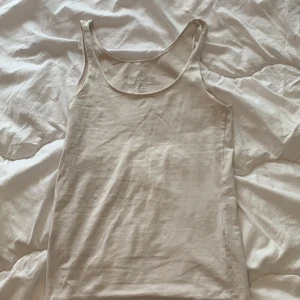 Vitt linne från BIKBOK - Fint vitt linne från BIKBOK. Storlek XS. 60 kr + frakt om nt vi möts upp i Eskilstuna 🤍🤍🤍