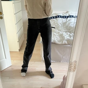 Gråa långa raka jeans  - Ett par jättenice raka gråa jeans från Asos märke collusion. Modellen heter ”mom” och är i storlek 26/38 tall (de är väldigt långa i benen då jag är 173cm). Förutom lite slitningar längst ner på byxorna (där de går i marken, se bild 3) så är byxorna i fint och bra skick. Säljer pga att jag har ett annat likande par byxor som sitter bättre på mig. Frakten är inte inkluderad. 