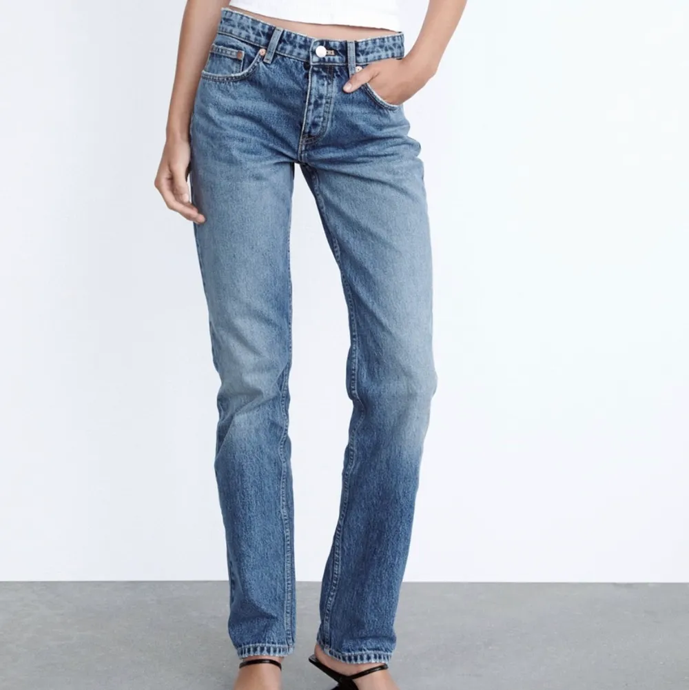 Säljer dessa populära mid Rise jeansen från zara, aldrig använda med lapparna kvar❤️❤️. Jeans & Byxor.