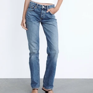 Zara jeans - Säljer dessa populära mid Rise jeansen från zara, aldrig använda med lapparna kvar❤️❤️