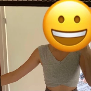 Grå topp - Grå ”korsad” topp från Gina Tricot. Superbra skick då den är använd en gång. Storlek S.