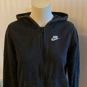 Hej säljer nu min Nike fleece zip hoodie som har blivit för liten. Köpt för cirka 1 år sen för 400 kr och är fortfarande i bra skick och plagget har inga skador. Storleken är 158 cm men passar 160 cm