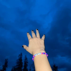 LOVE. IS. LOVE. armband (bi) - Här är ännu ett armband från kollektionen ”LOVE. IS. LOVE.” Som gjordes för att stötta HBTQ🏳️‍🌈 Detta armbandet är med biflaggans färger (💗💜💙)  Jag säljer dessa för 50kr med gratis frakt❤️