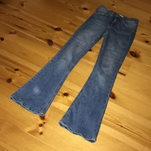 Fina bootcut jeans - Jätte fina oanvända bootcut jeans i stl s men skulle säga att dom också passar xs