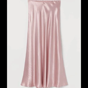 Satinkjol - Så vacker satinkjol! Bilden är från hemsidan då jag inte hade en egen. Kjolen har en slits och är aldrig använd och har fortfarande lappen kvar. 💗frakt ingår inte. 