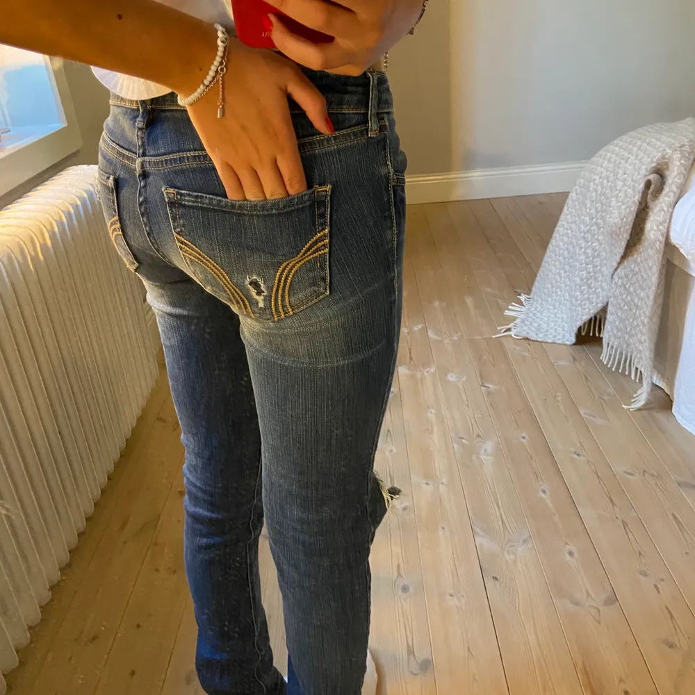 Suoer coola lågmidjade jeans med hål från hollister. Dom är lite för små för mig tyvärr. Strl står på engelska och är w-26 och L-31.💙. Jeans & Byxor.