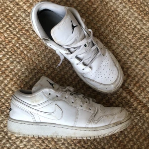 Air Jordan 1 low - Slitna, så säljer billigt till någon som orkar tvätta dem⭐️ frakt 66kr eller hämtas i Solna