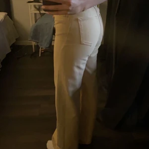  Beiga jeans  - Fina jeans som är vida och lagom högmidjade, tyvärr är de försmå och där av säljer jag dem❤️ Storlek 25
