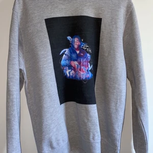 Playboi  - costumized tröja. på framsidan har ni playboi som ni ser. det är ingen tryck på baksidan skick 10/10 har inte använt den på jätte länge men kände att jag vill bli av me den.