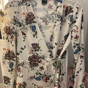 Omlottblus  - Storlek 34, S/M Oanvänd 💓 Frakt tillkommer 🚚