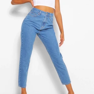 Jeans  - Blå MOM jeans i stl s helt nya stora i stl, kan funka på en M också