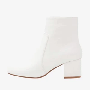 Vita boots  - Storlek 37, köpta på Zalando 