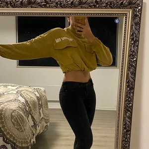 Crop Jumper  - Helt oanvänd men utan tagg kvar från Pull&Bear! Mustard färgad och justerbar midja. Kan skicka mot frakt 🤍